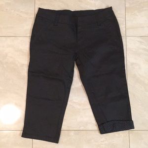 Polka dot detail capri pants